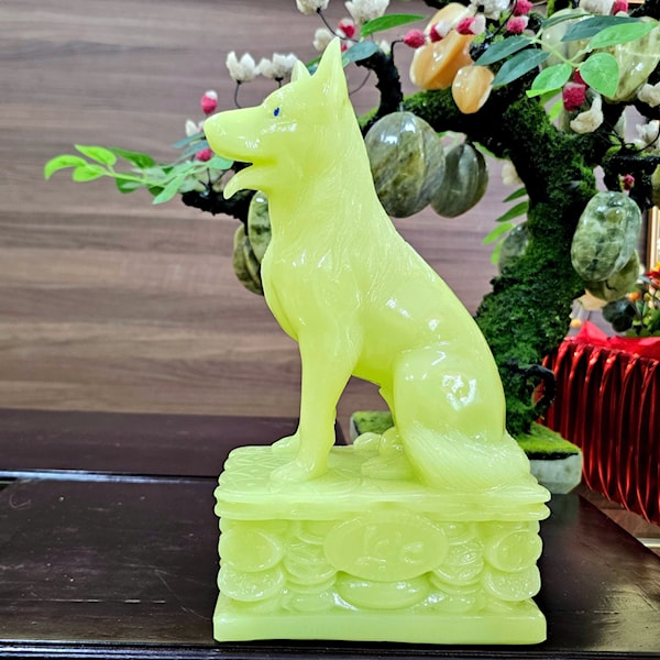 Tượng Chó Ngồi Trên Đế Tiền